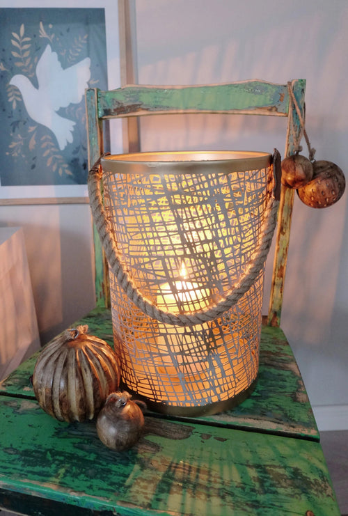 Metallinen Tuuli-kynttilälyhty keskikoko – köysikahva, ristikkokuvio, Ø20×30 cm, beige/kulta