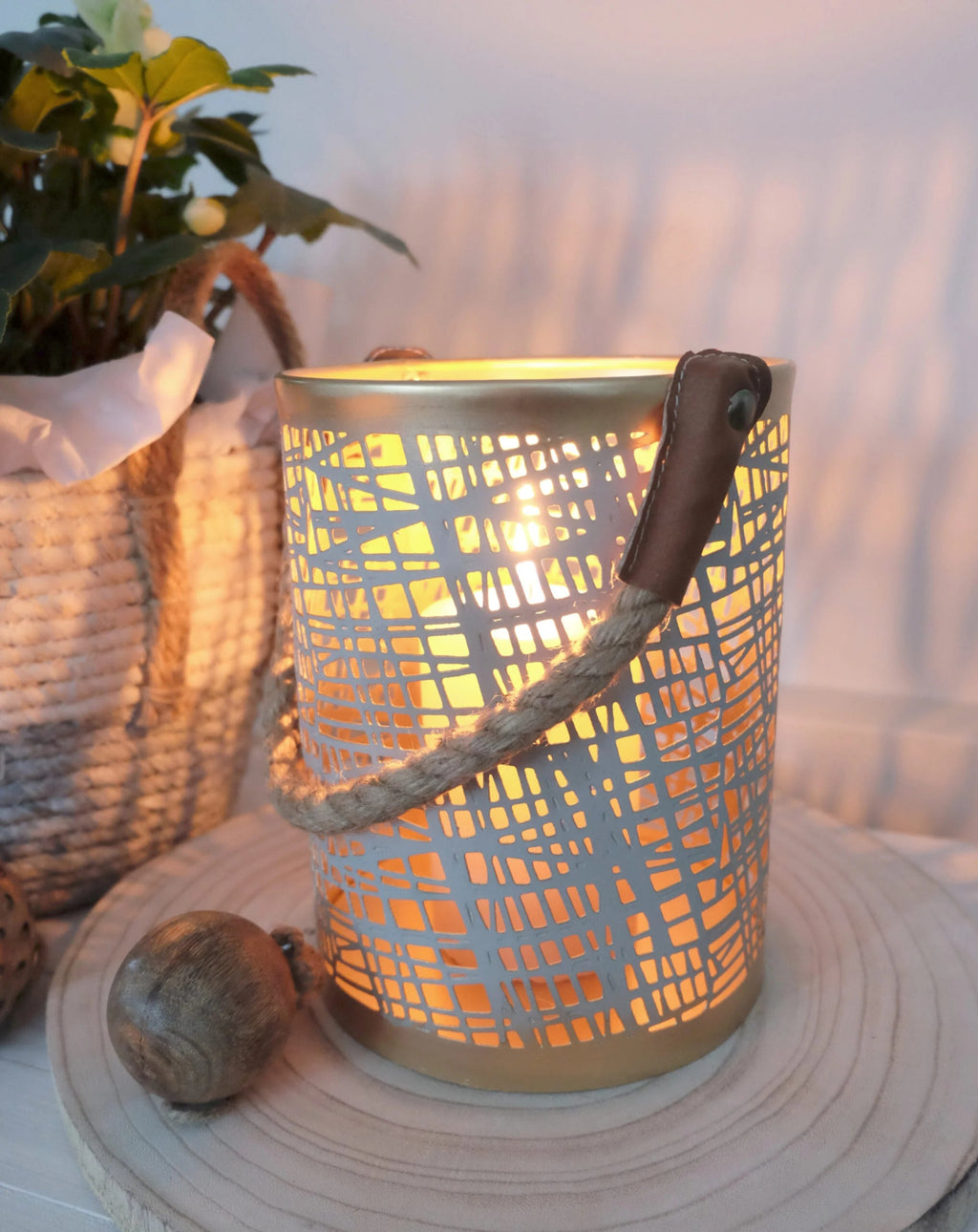 Metallinen Tuuli-kynttilälyhty pieni – köysikahva, ristikkokuvio, Ø15 cm, korkeus 20 cm, beige/kulta