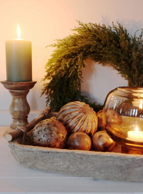 Mangopuiset koristepallot tarjottimella – vaaleanruskeat puupallot sisustusasetelmassa