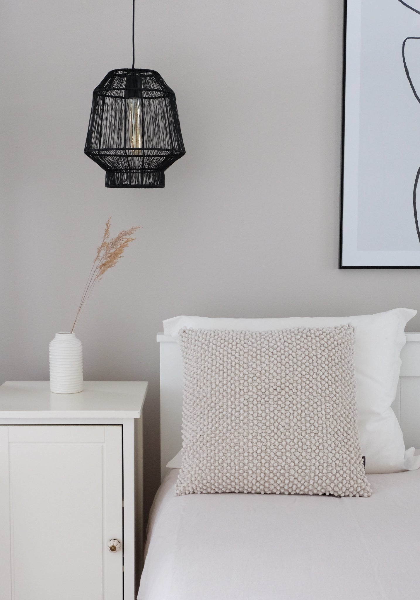 Jumbo Dots -tyyny osana makuuhuoneen sisustusta -kohopistekuvio luonnonvalkoinen puuvilla struktuuridetalji