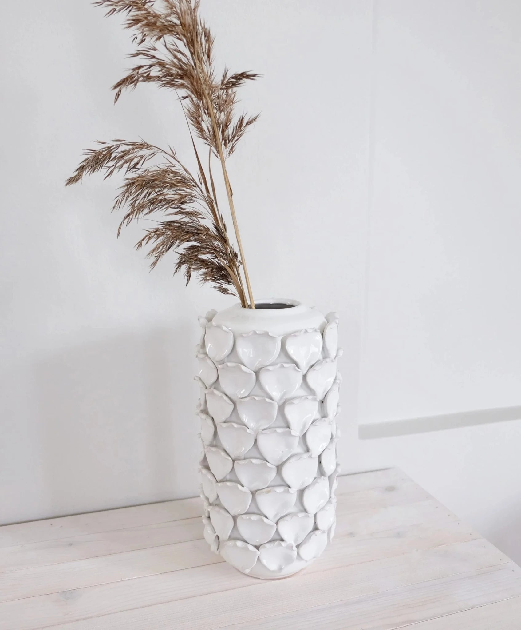 Valkoinen keraaminen Celine-maljakko simpukkakuvioilla – 10×10×26 cm, J-line by Jolipa