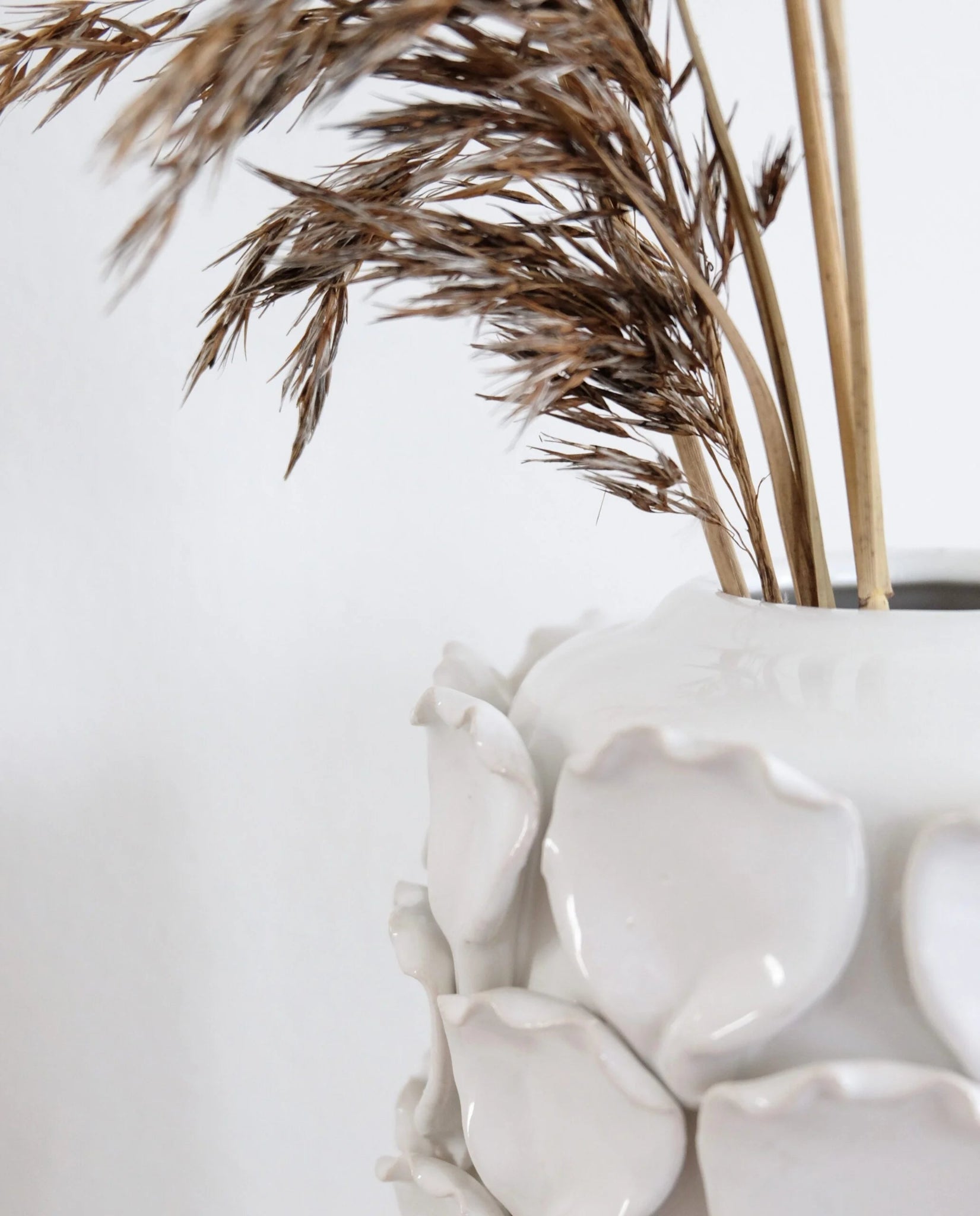 Lähikuva Celine-maljakon simpukkakuvioista – lasitettu keraaminen pinta detalji