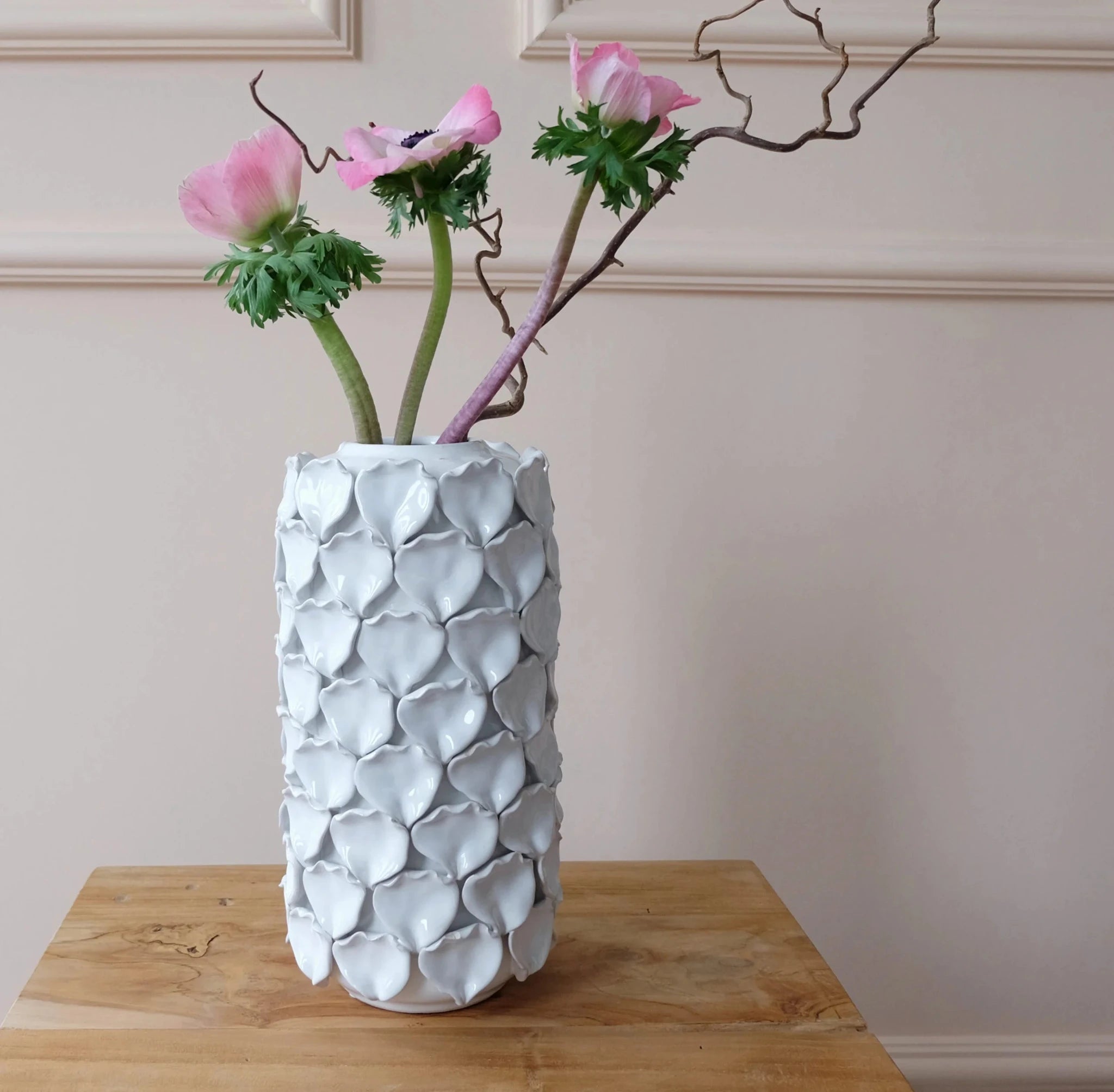 Maljakko Celine sivulta – valkoinen kapea korkea keraaminen maljakko