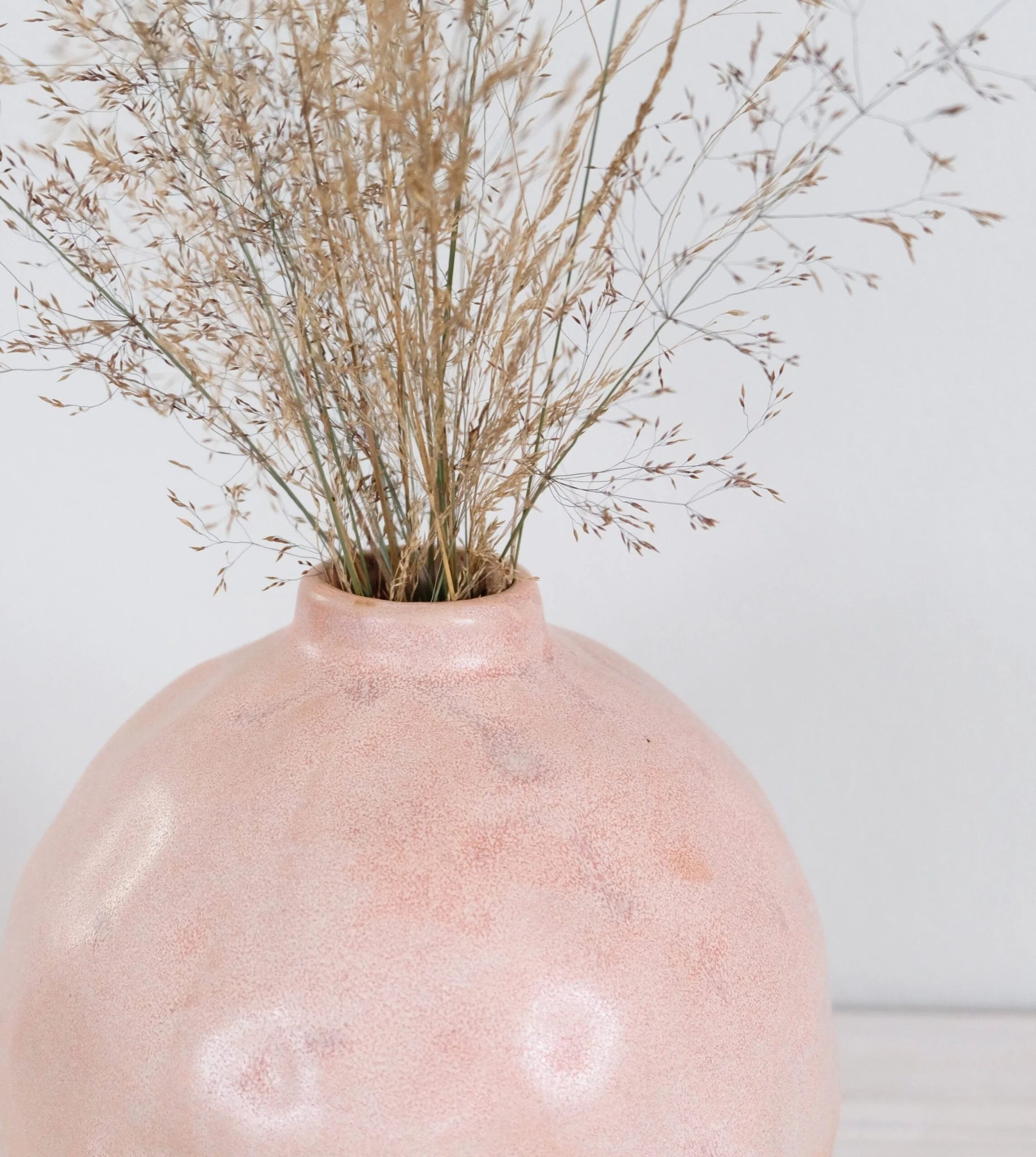 Lähikuva Manta-maljakon suusta – keraaminen lohenpunainen detalji