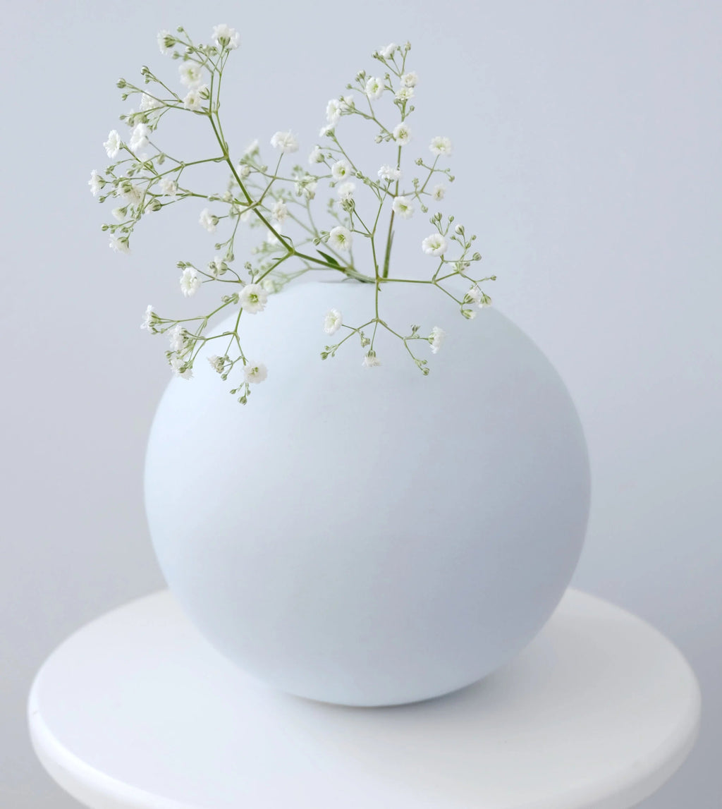 Vaaleansininen mattapintainen keraaminen pallomaljakko Pallo – Ø18,3 cm, korkeus 18 cm, J-line by Jolipa