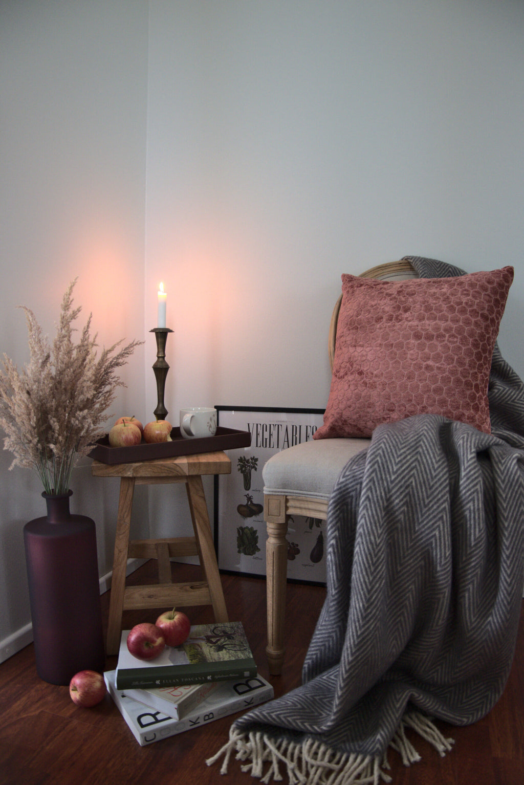 Korkea viininpunainen vaasi asetelmassa – Light & Living