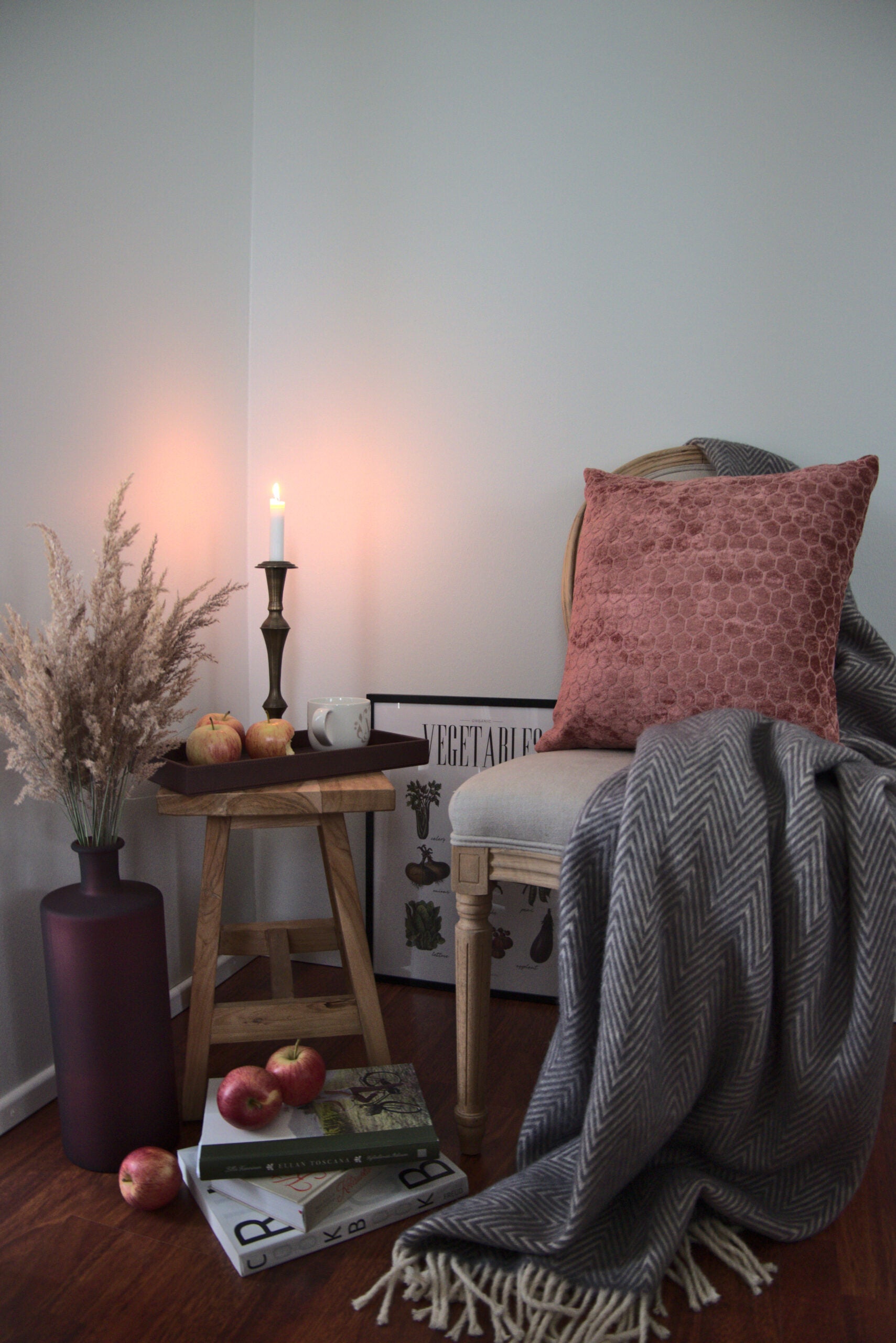 Korkea viininpunainen vaasi asetelmassa – Light & Living