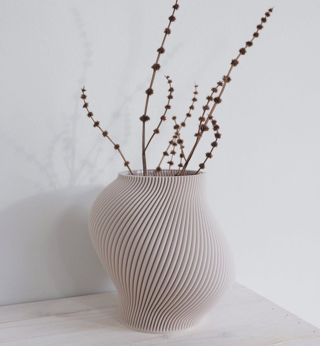 Sheyn Boyk-14 maljakko sivulta – epäsymmetrinen muoto