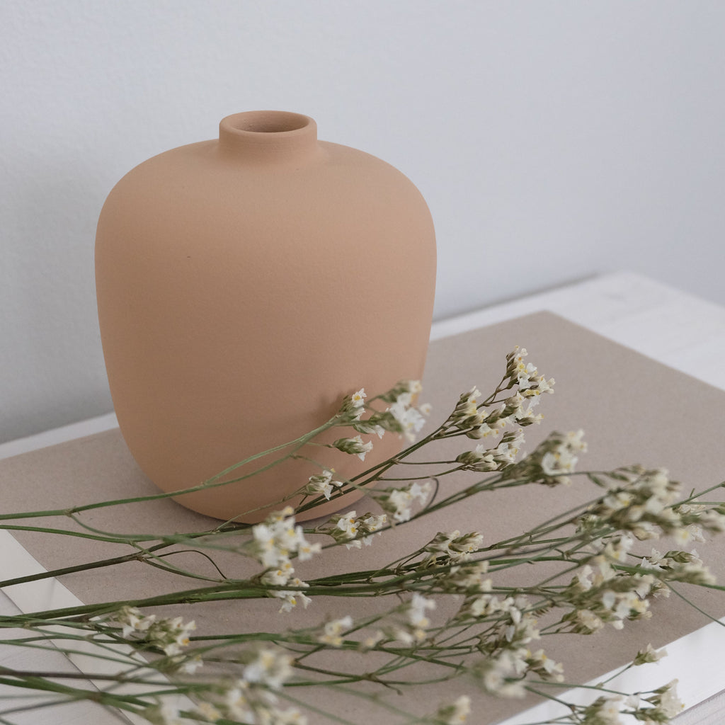 Beige käsinvalmistettu mattapintainen keramiikkamaljakko Beige – korkeus 13 cm, halkaisija 9 cm, o cactuu, Portugali