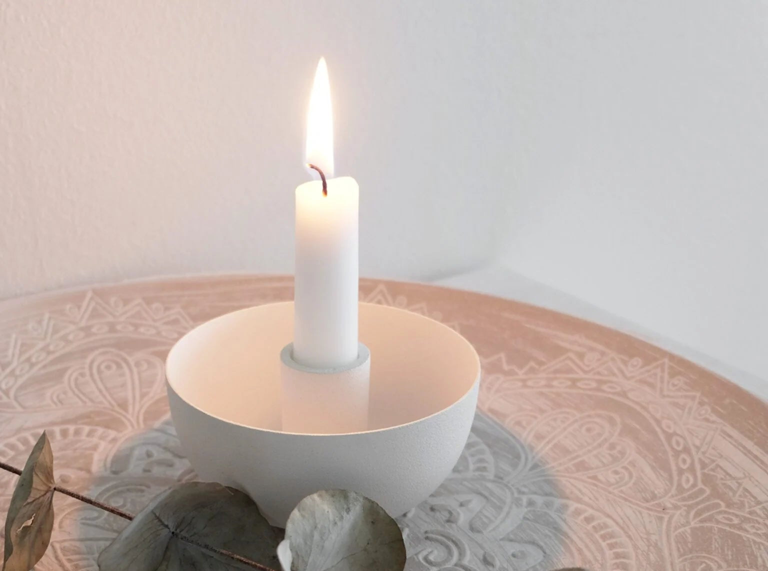 Valkoinen mattapintainen kynttiläteline Bowl kynttilällä kuvioidulla Mandala-tarjottimella osana sisustusta