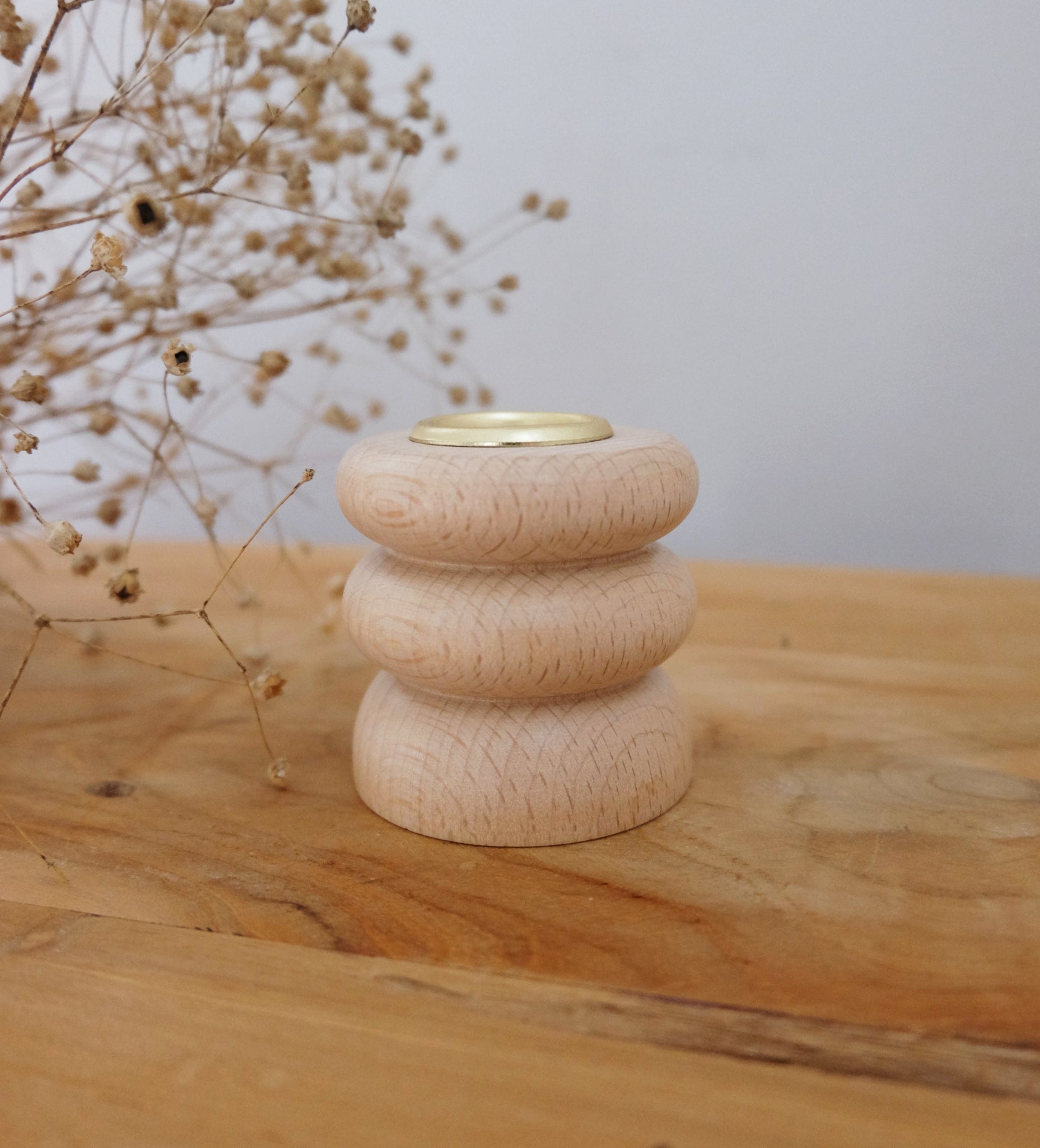 Käsinsorvattu puinen kynttilänjalka Totem matala pyökki/kulta – korkeus 5 cm, halkaisija 5 cm, ekolakkapinta, 5mm Paper, Portugali