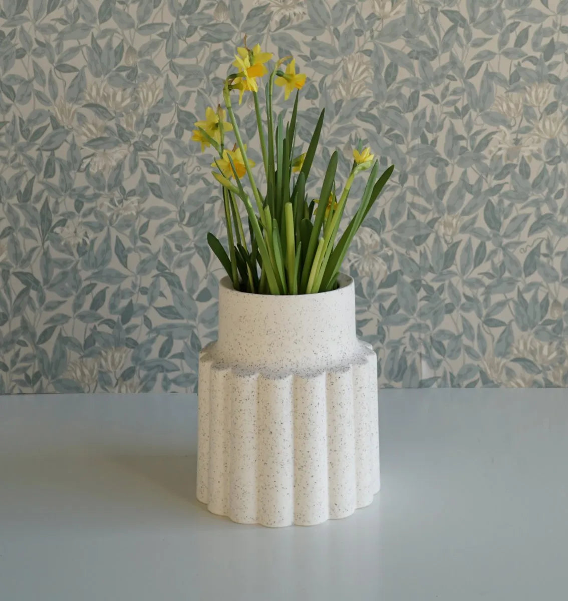 Maljakko Mylla sivulta – veistoksellinen valkoinen keraaminen maljakko 18 × 18 × 20 cm sisustus