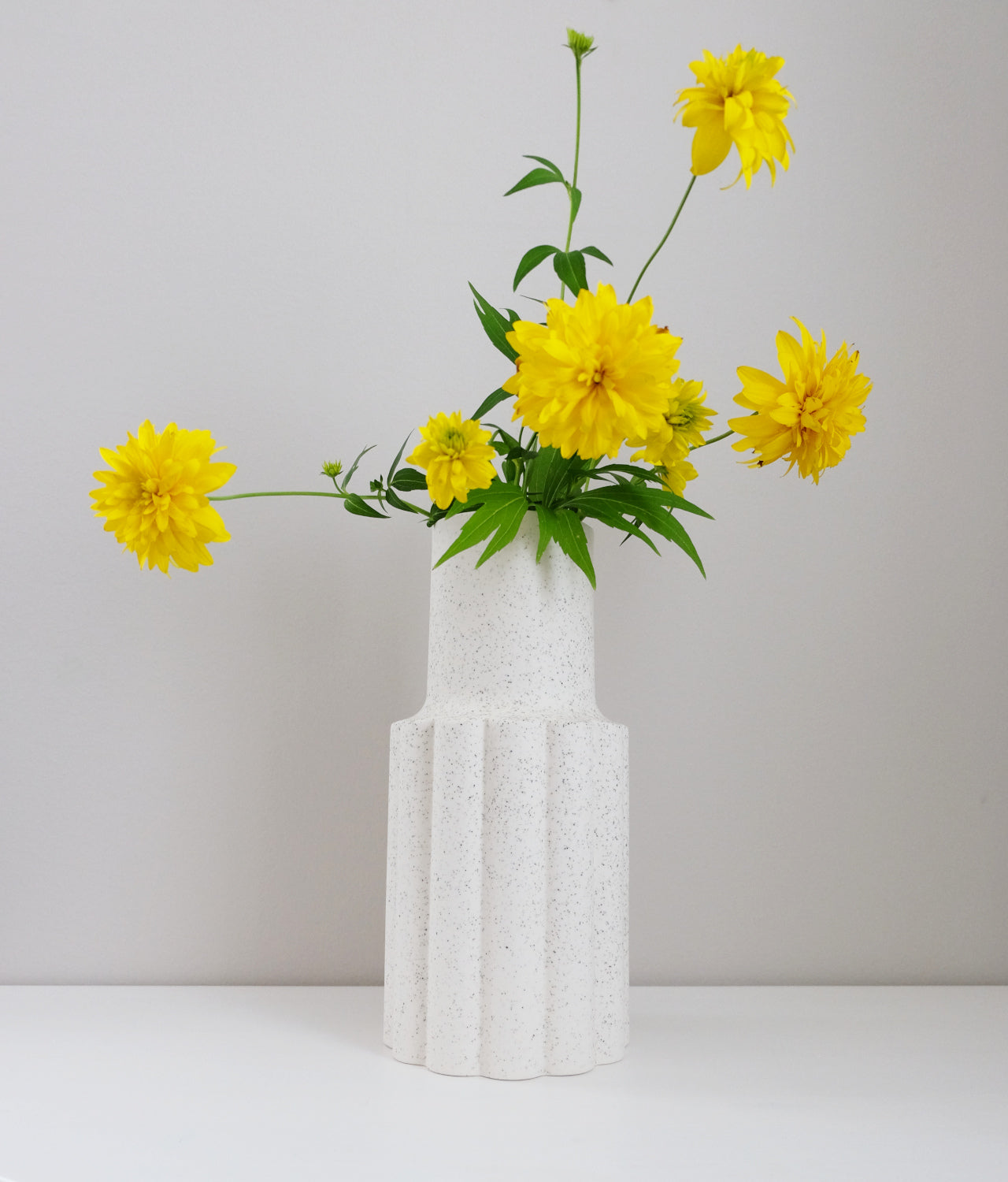 Maljakko Mylla korkea valkoinen – keraaminen kivitavara, mattapinta, musta sisäpinta, 14 × 14 × 30 cm, Born in Sweden