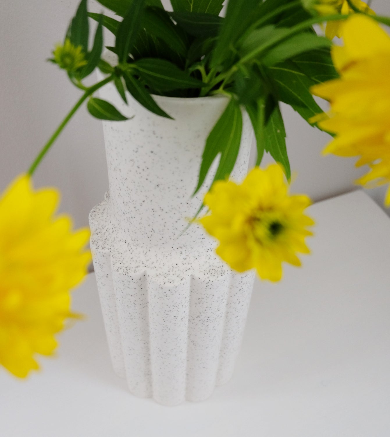 Maljakko Mylla korkea lähikuva ylhäältä – valkoinen mattapinta keramiikka detalji