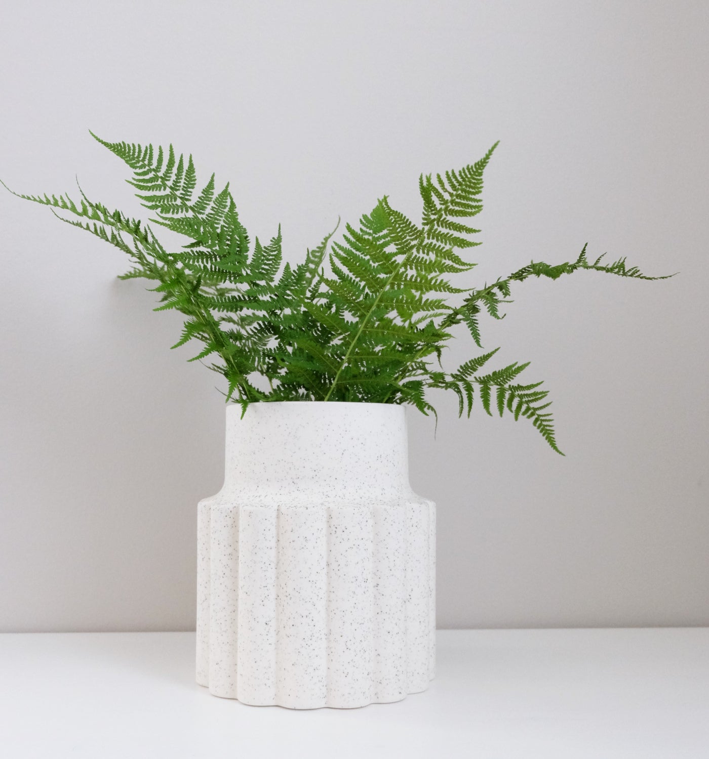 Maljakko Mylla sivulta – veistoksellinen valkoinen keraaminen maljakko 18 × 18 × 20 cm sisustus