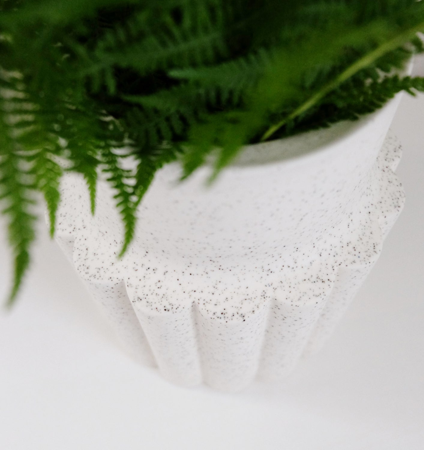 Maljakko Mylla ylhäältä – valkoinen keraaminen maljakko musta sisäpinta kivitavara Born in Sweden