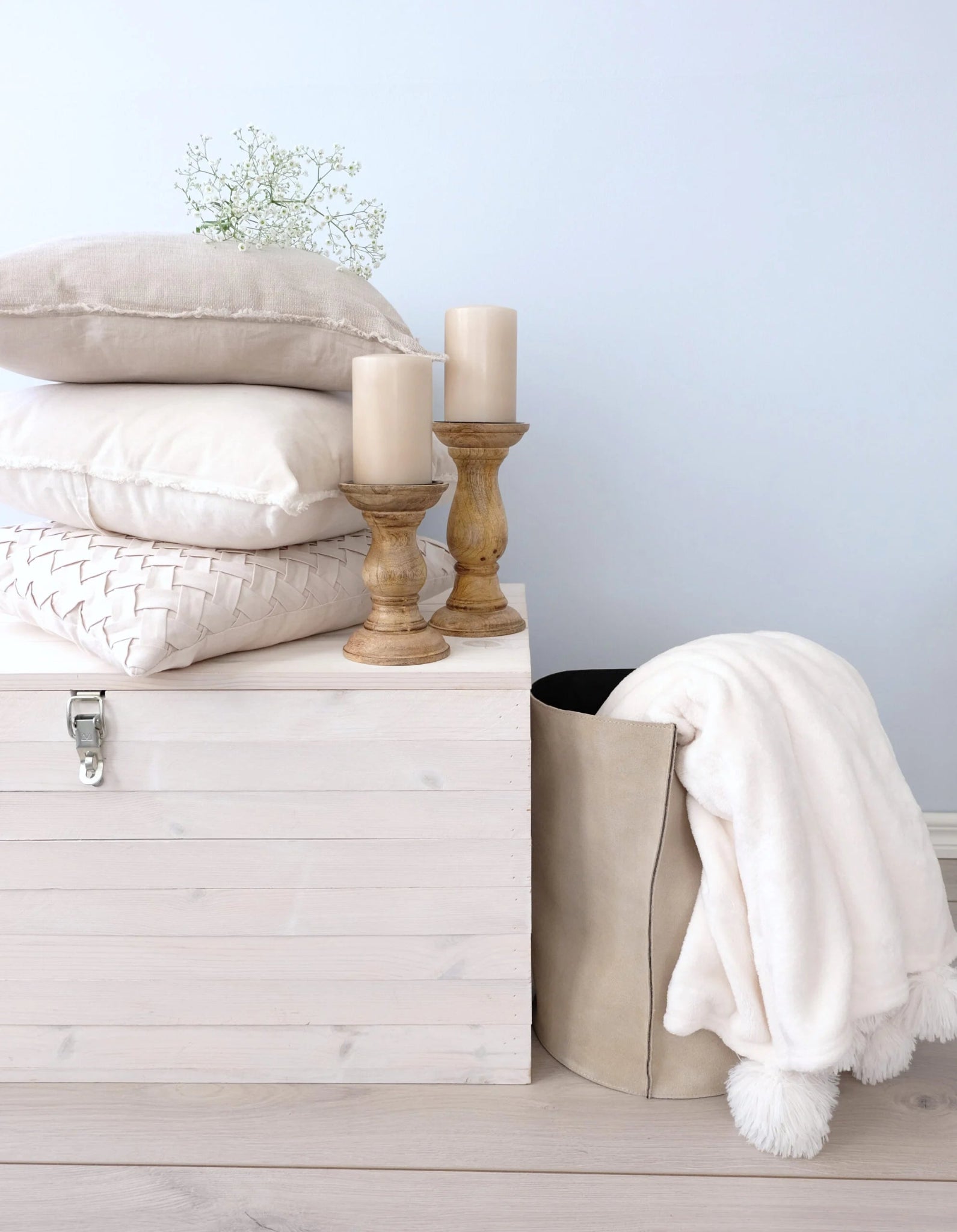 Punos-tyyny yhdistettynä muihin tyynyihin – luonnonvalkoinen punos sisustuskokonaisuus
