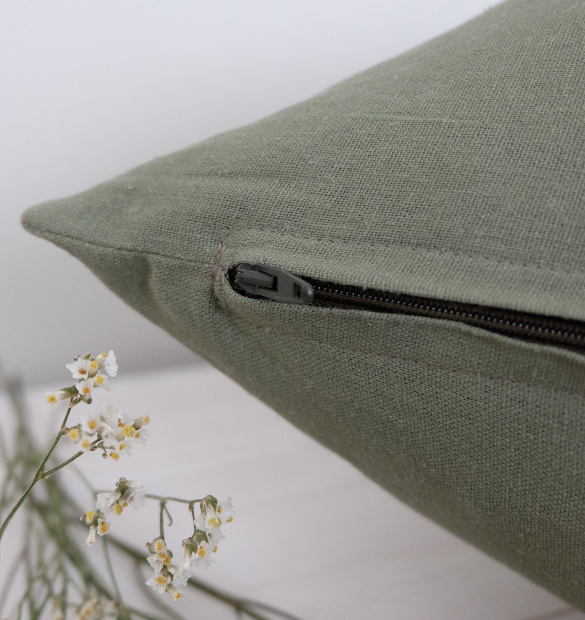 Verde-tyynynpäällinen sivusauman vetoketjulla – oliivinvihreä pellava-viskoosi detalji