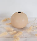 Mattabeige keraaminen Pallo-maljakko pieni – 12×12×11,5 cm, J-line by Jolipa