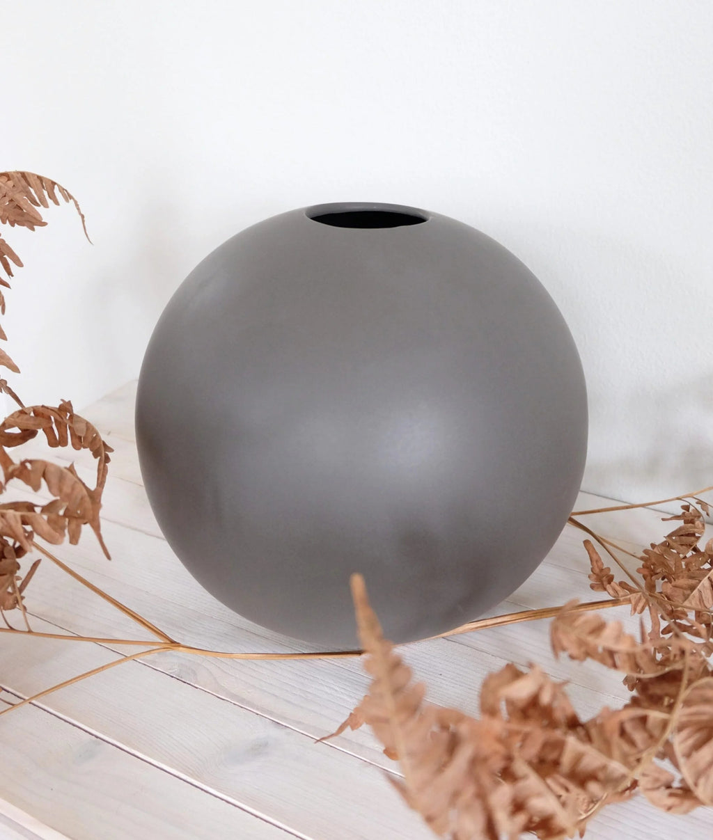 Tummanharmaa keraaminen pallomaljakko Pallo iso – 25×25×23,5 cm