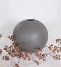 Tummanharmaa keraaminen pallomaljakko Pallo keskikoko – 18×18×17 cm
