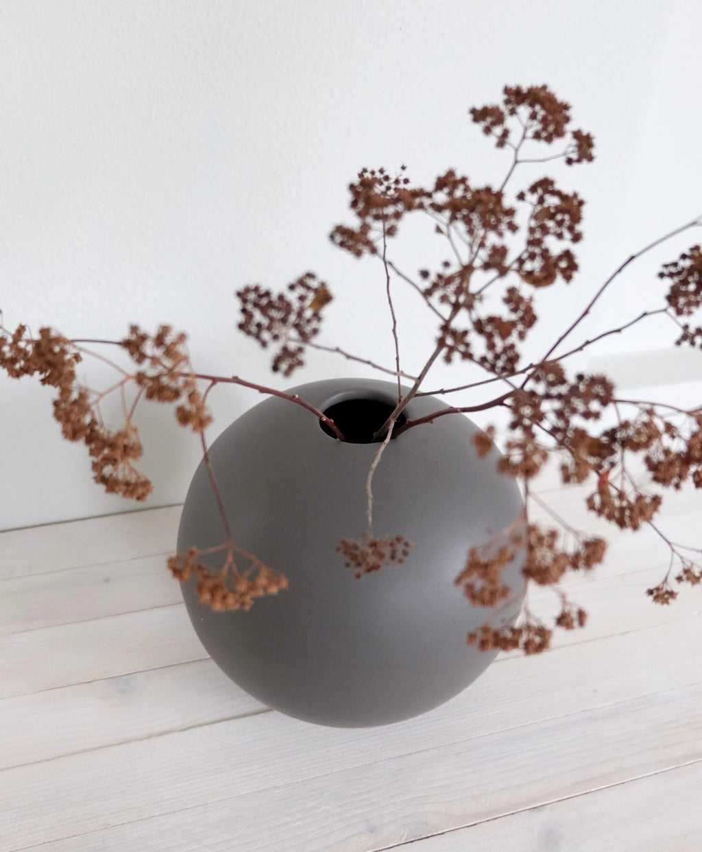 J-line by Jolipa Pallo-maljakko sivulta – harmaa keramiikka, keskikoko