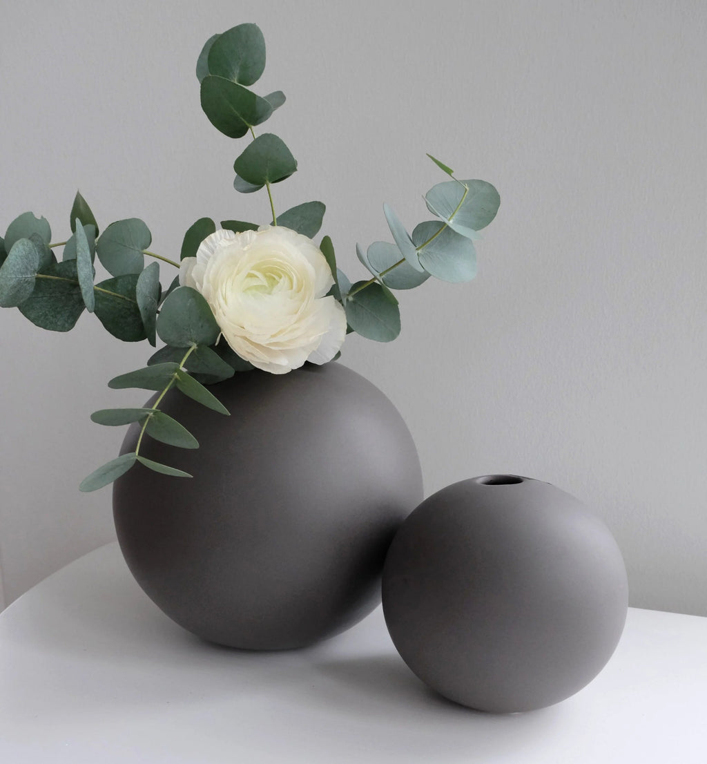 Kaksi Pallo-maljakkoa ryhmässä – pieni ja keskikoko harmaa