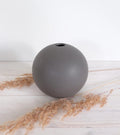 Tummanharmaa keraaminen pallomaljakko Pallo pieni – 12×12×11,5 cm