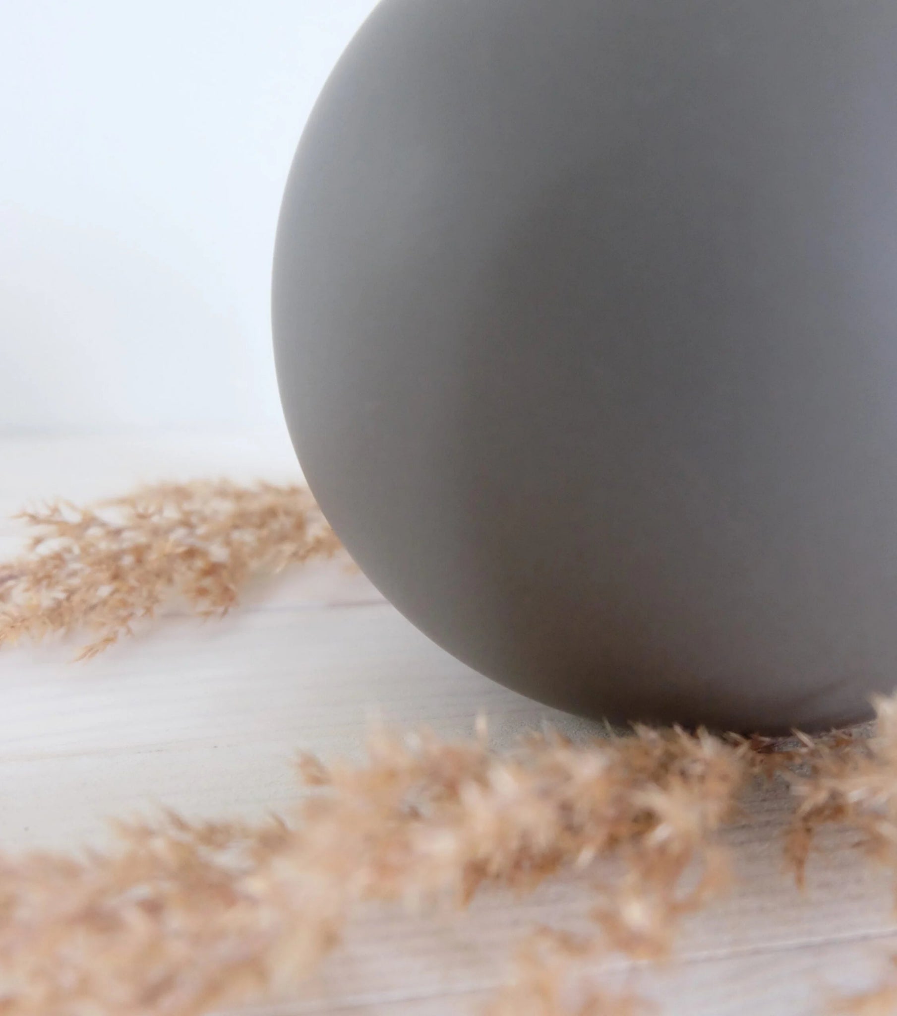 Lähikuva Pallo-maljakon harmaan keramiikan pinnasta