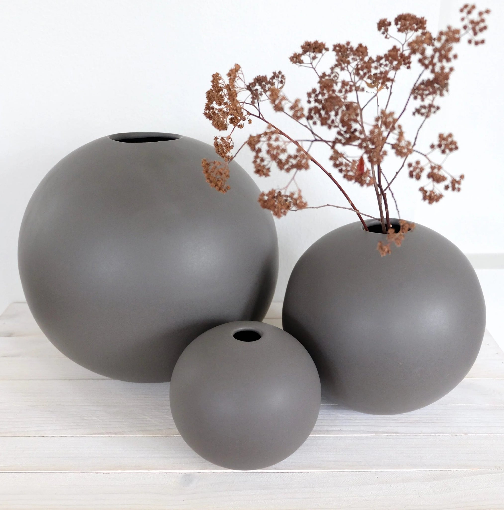 Kolme Pallo-maljakkoa ryhmässä – pieni, keskikoko ja iso harmaa