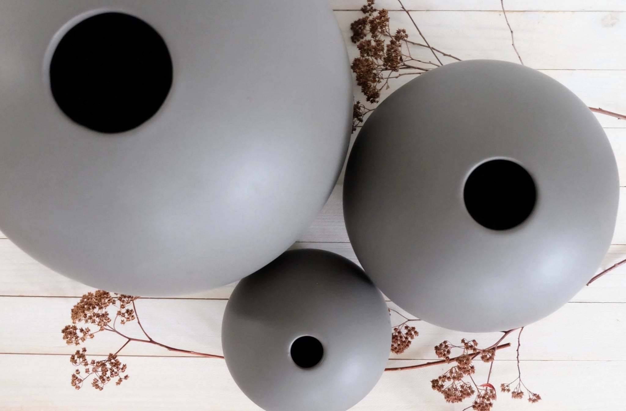 Pallo iso yläkulmasta – tummanharmaa pyöreä keramiikkamaljakko