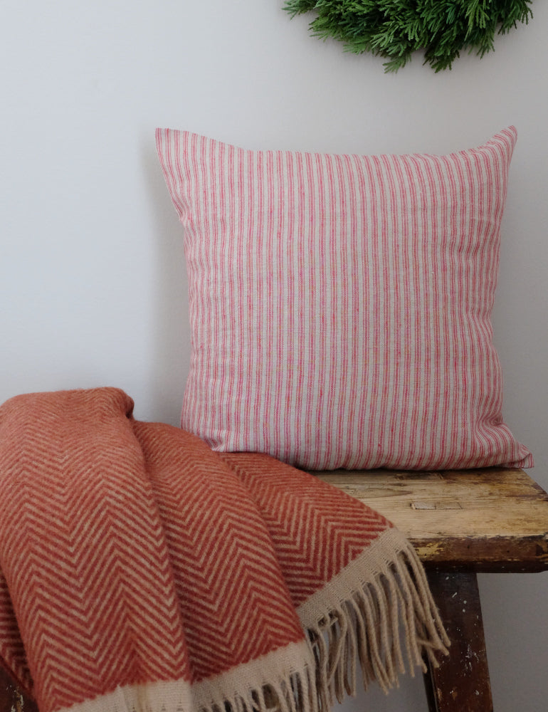 Red Natural Stripes -pellavatyynynpäällinen sohvalla – punaraidallinen sisustustyyny olohuoneessa
