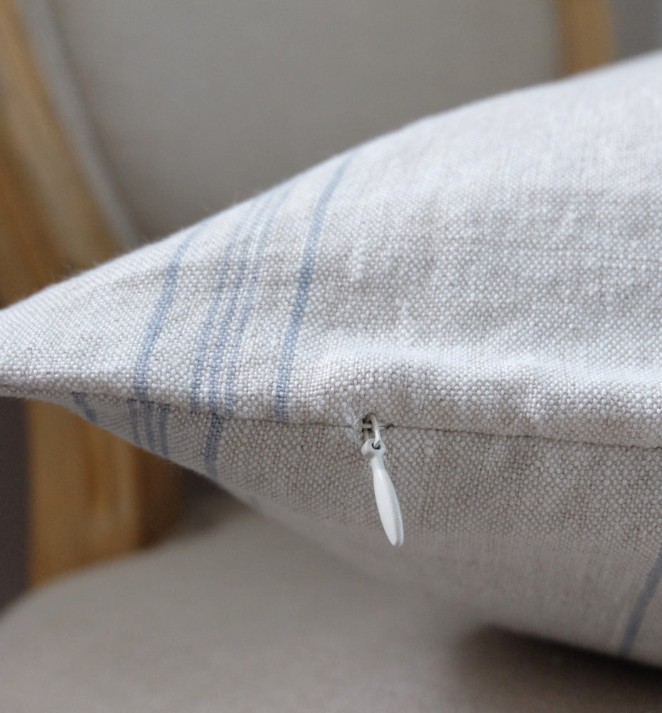 Linen Tales Rustic -tyynynpäällisen vetoketju sivusaumassa – tukeva rustiikkinen pellava