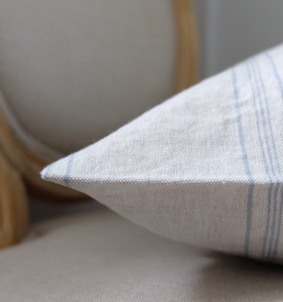 Rustic -pellavatyynynpäällisen paksu pintarakenne lähikuvassa – 100 % kivipesty pellava, 280 g/m²
