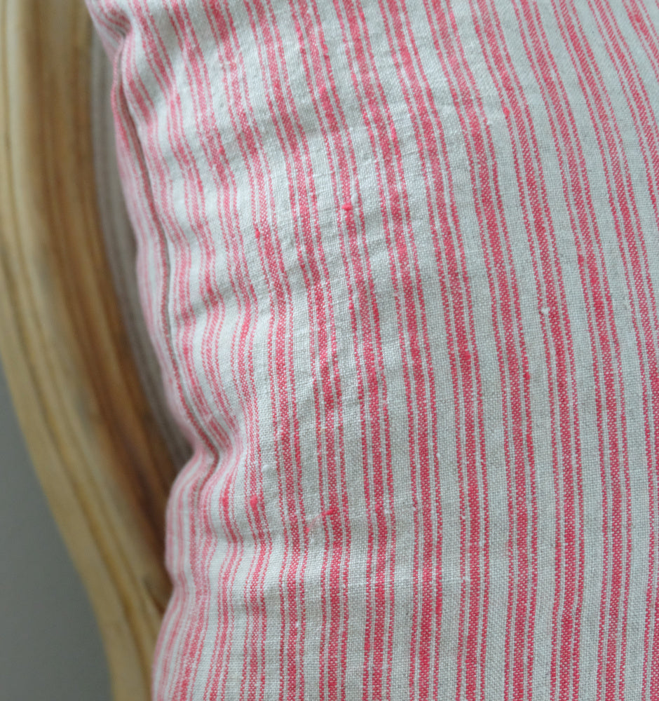 Red Natural Stripes -pellavatyynynpäällisen pintarakenne lähikuvassa – 100 % kivipesty pellava, 185 g/m²