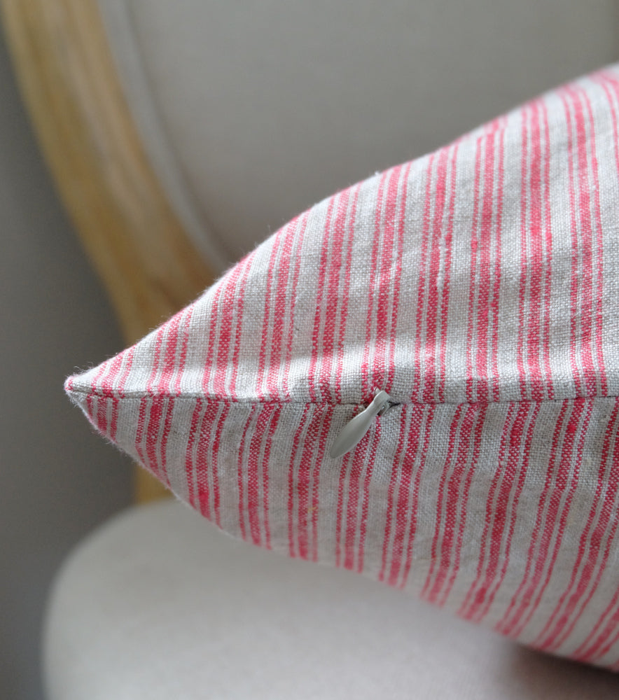 Linen Tales Red Natural Stripes -tyynynpäällisen piilotettu vetoketju sivusaumassa – pellava