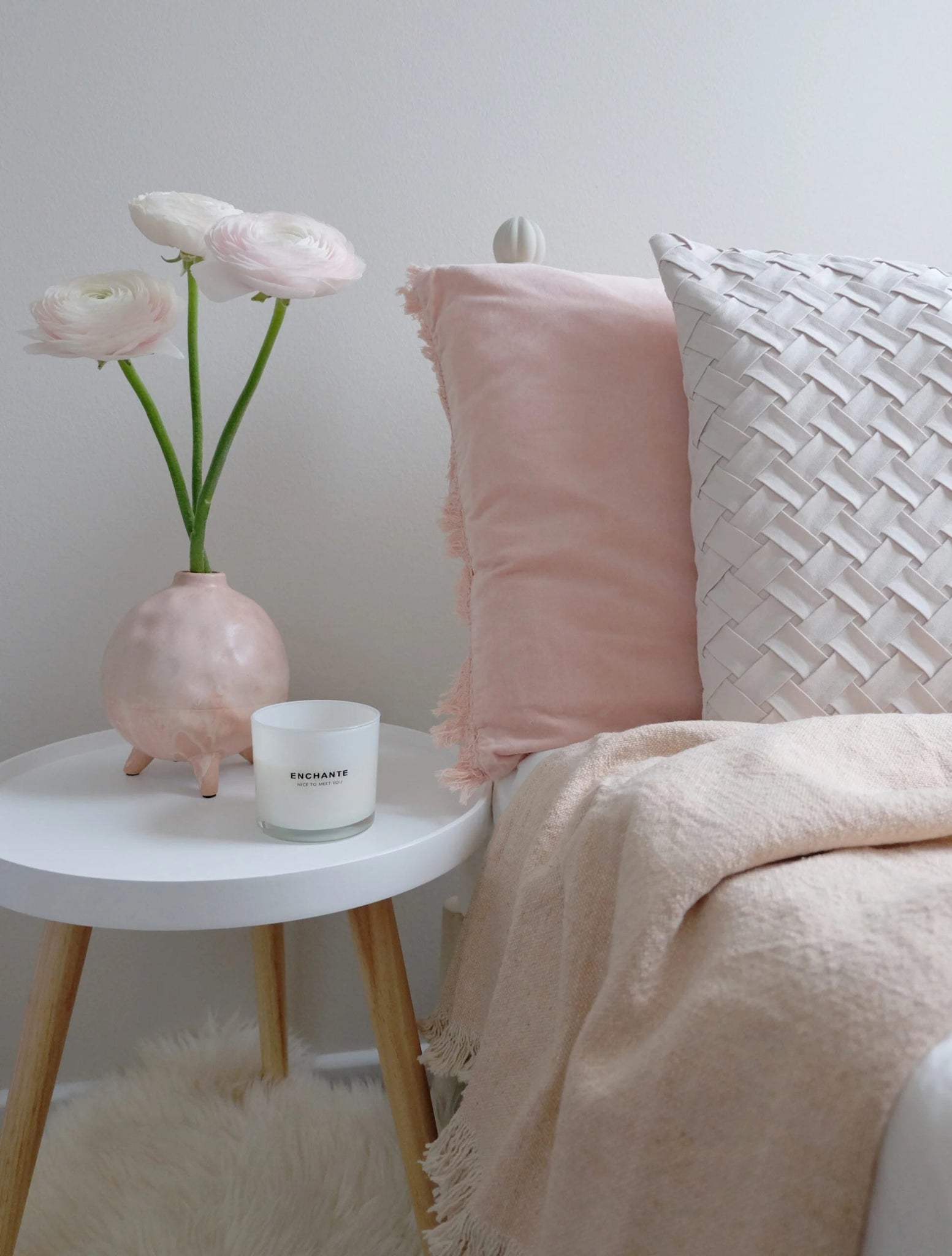 Manta-maljakko kukkakimpun kanssa – lohenpunainen keraaminen maljakko sisustuksessa