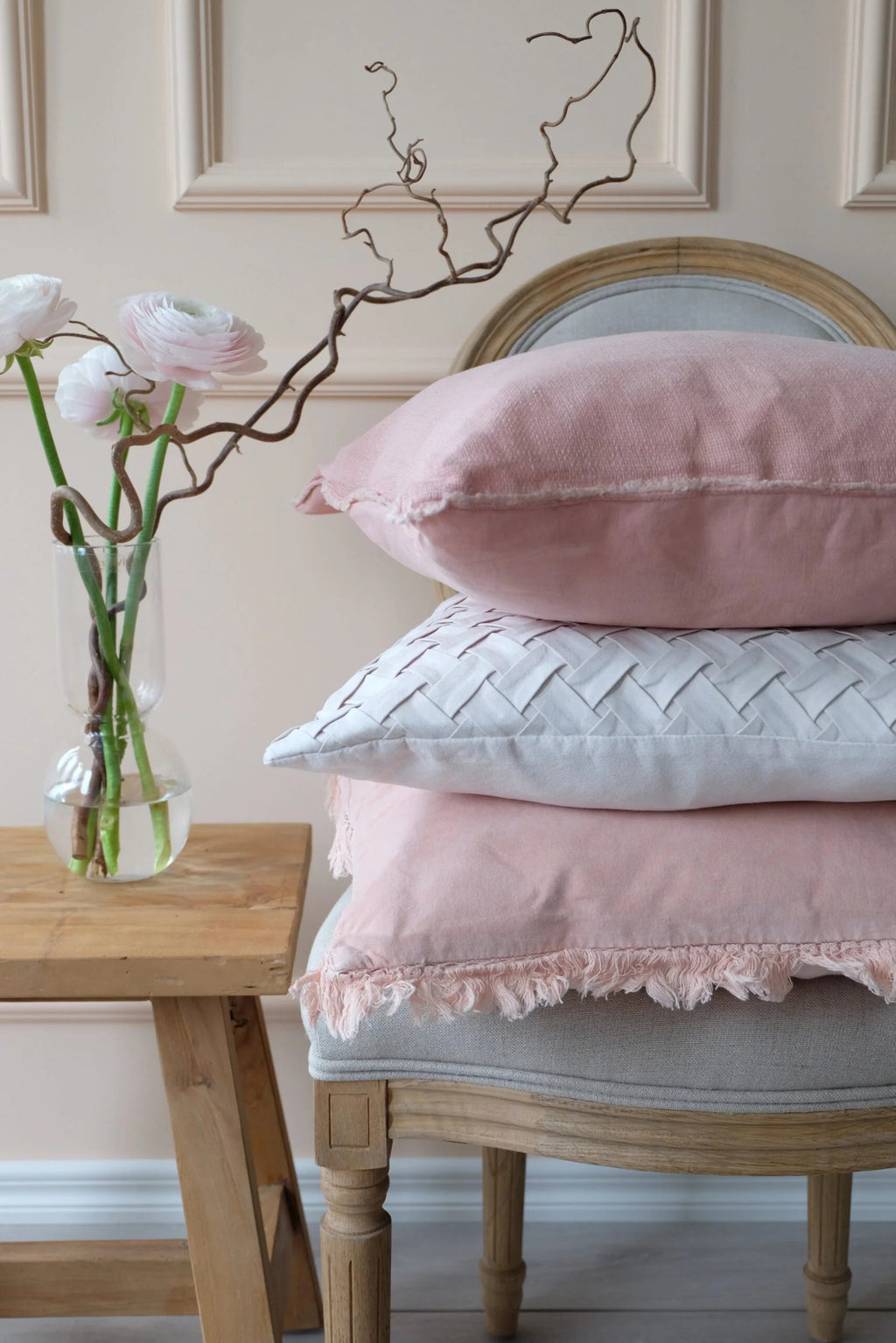 Frosty Pink -tyyny yhdistettynä Peach Pink -tyynyn kanssa – pinkki pellava sisustuskokonaisuus
