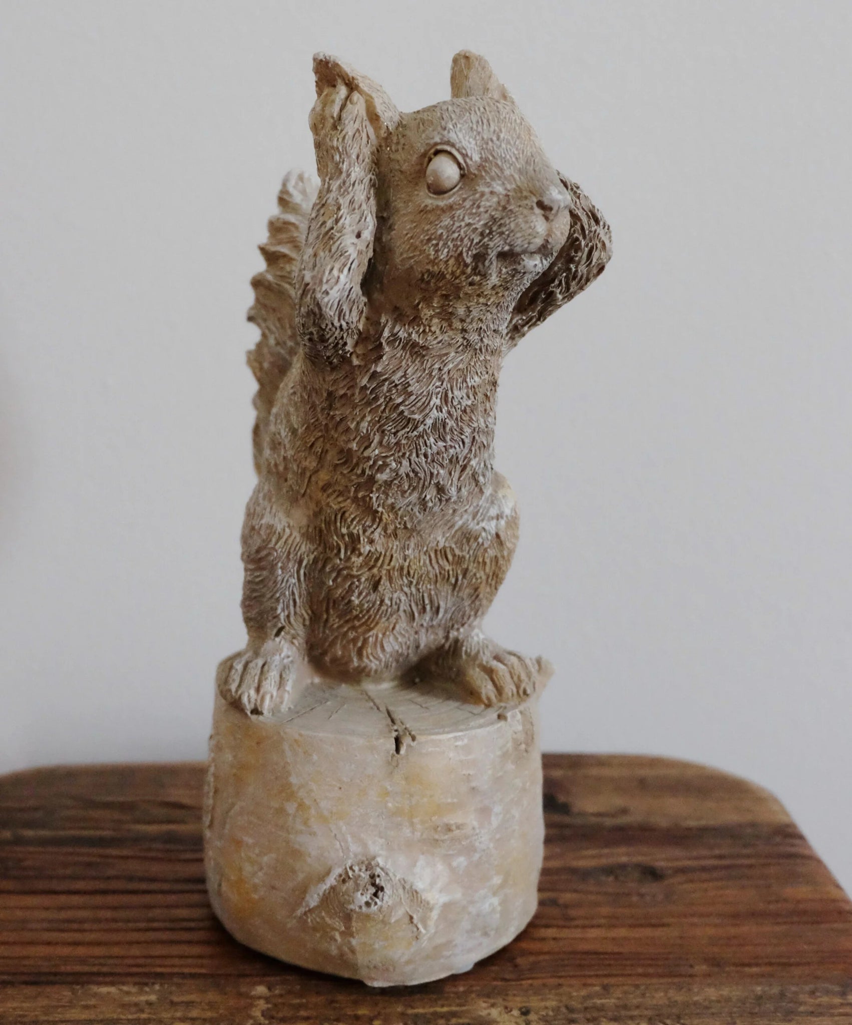 Lähikuva Orava Hears No Evil -koristeen ilmeestä – ruskea muoviorava