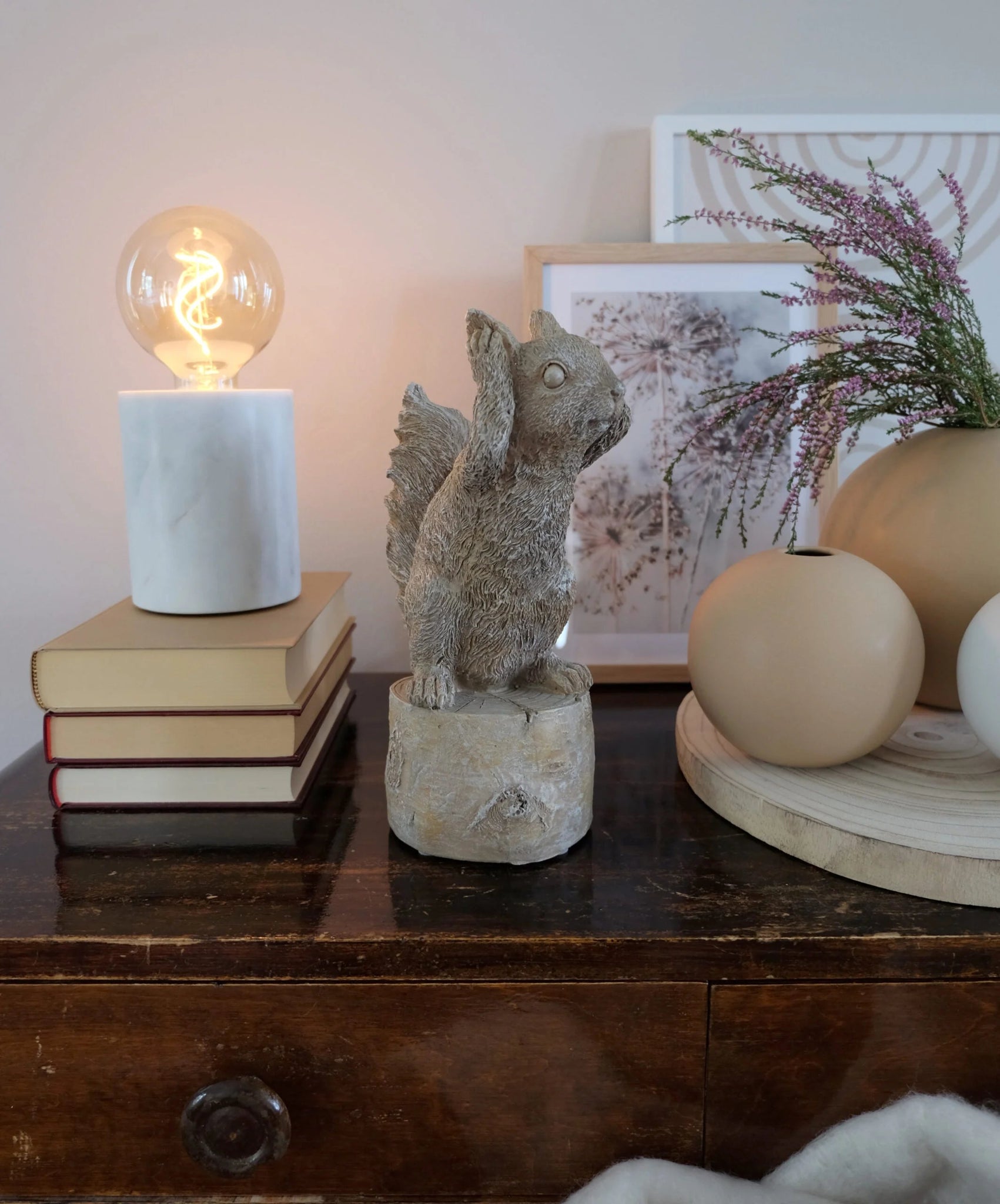 J-line by Jolipa Orava-koriste lipastolla – humoristinen eläinkoriste sisustuksessa