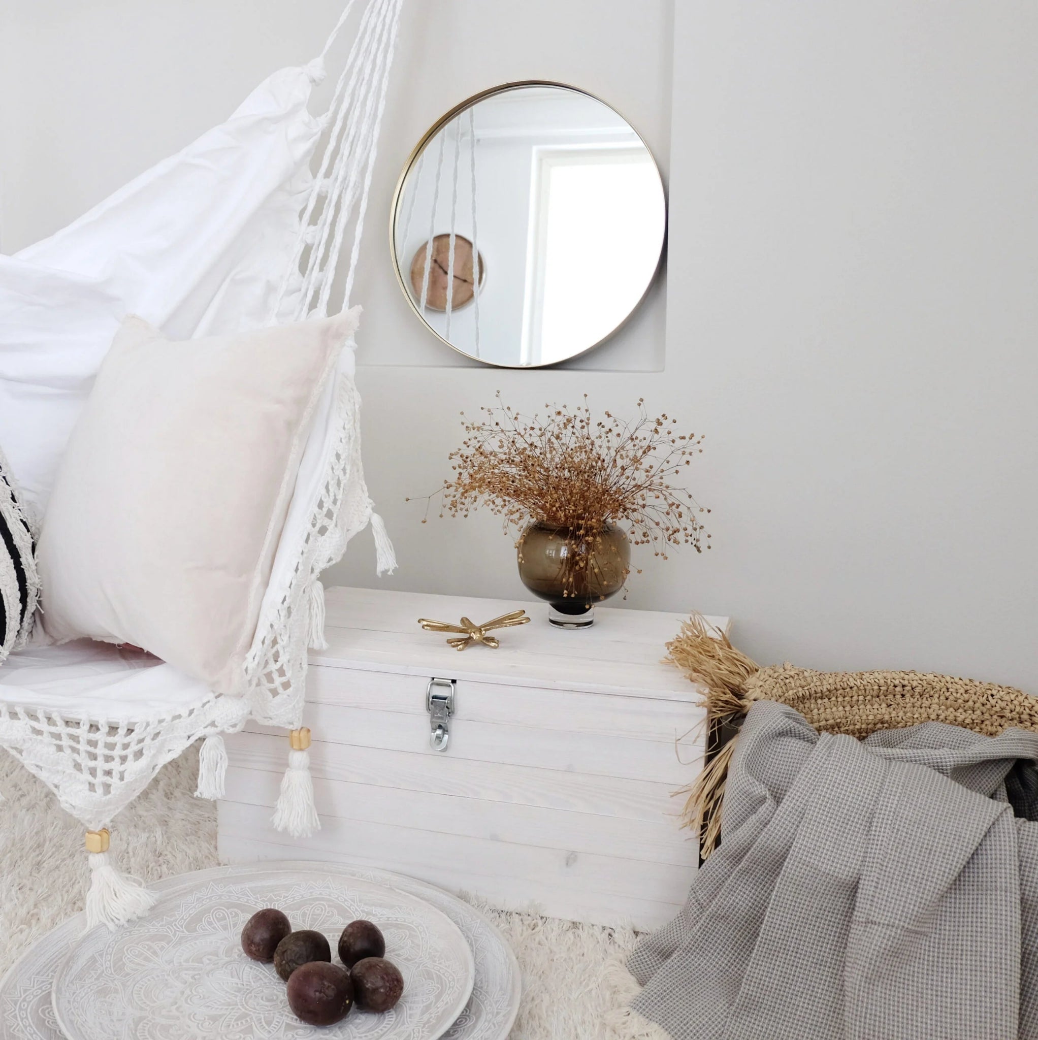 Sudenkorento-koriste olohuoneen pöydällä maljakon kanssa