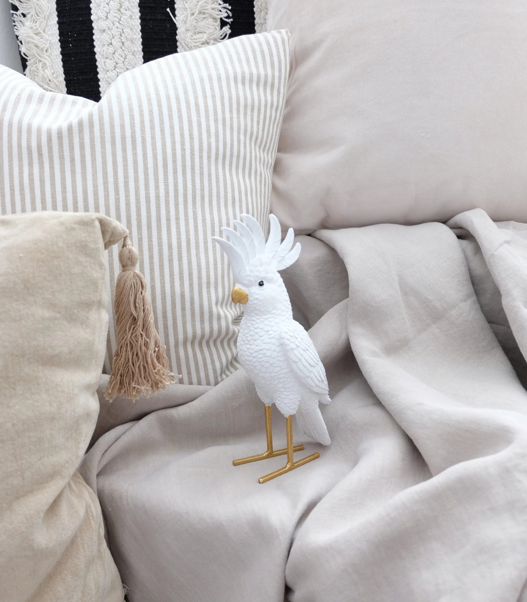 Valkoinen ja kultainen kakadu-pöytäkoriste – polyresiini, korkeus 21 cm