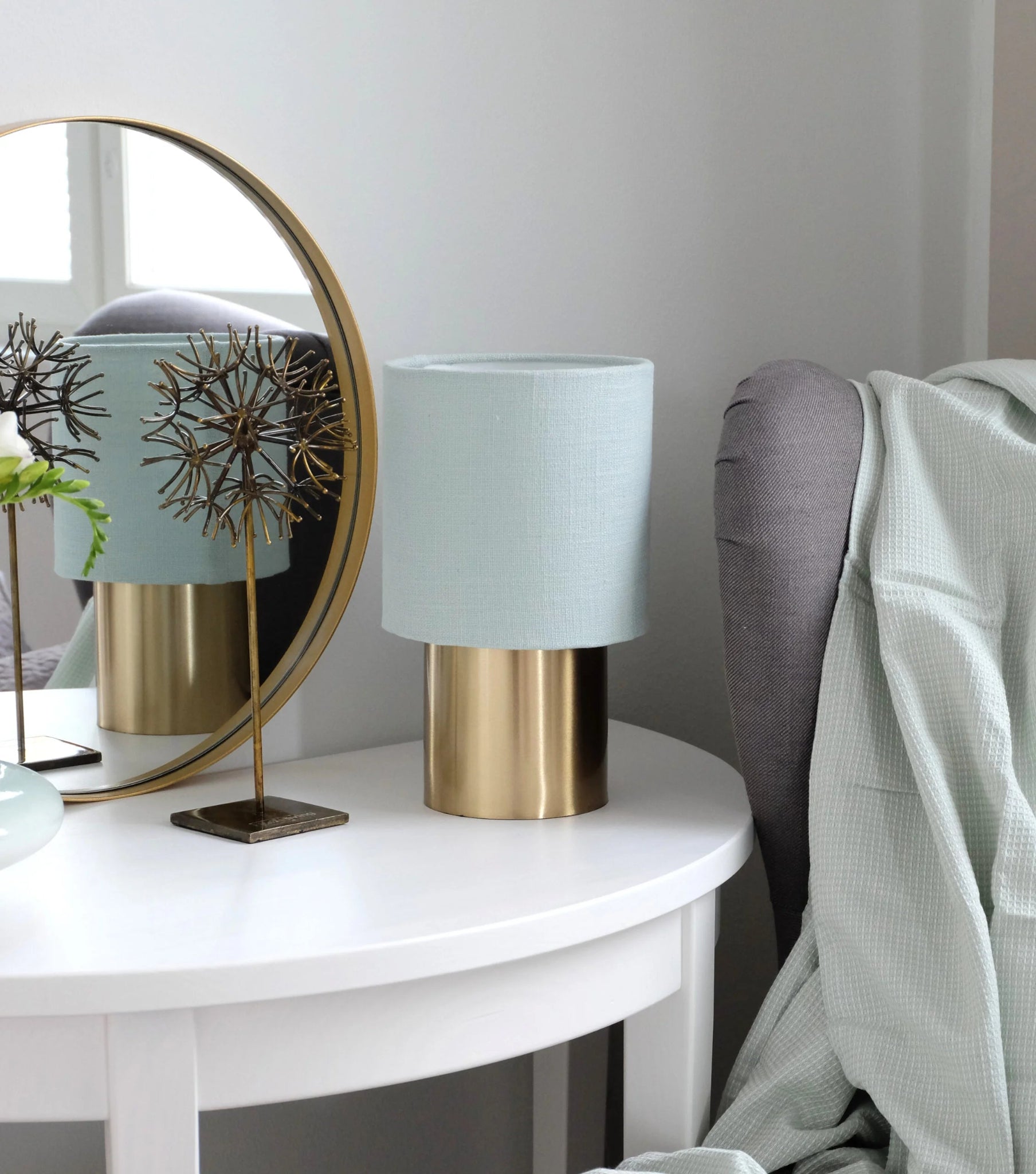 Mintunvihreä pöytävalaisin Abbie – kultainen metallijalka, kangasvarjostin, korkeus 24 cm