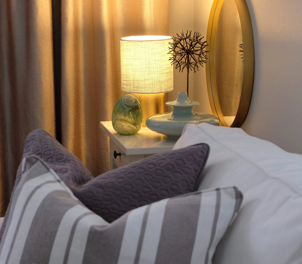 Abbie-pöytävalaisin sivupöydällä – Cozy Living sisustusvalaisin