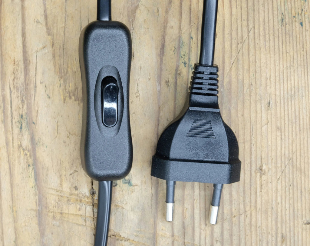 Lähikuva Tuutti-valaisimen johdosta ja katkaisimesta