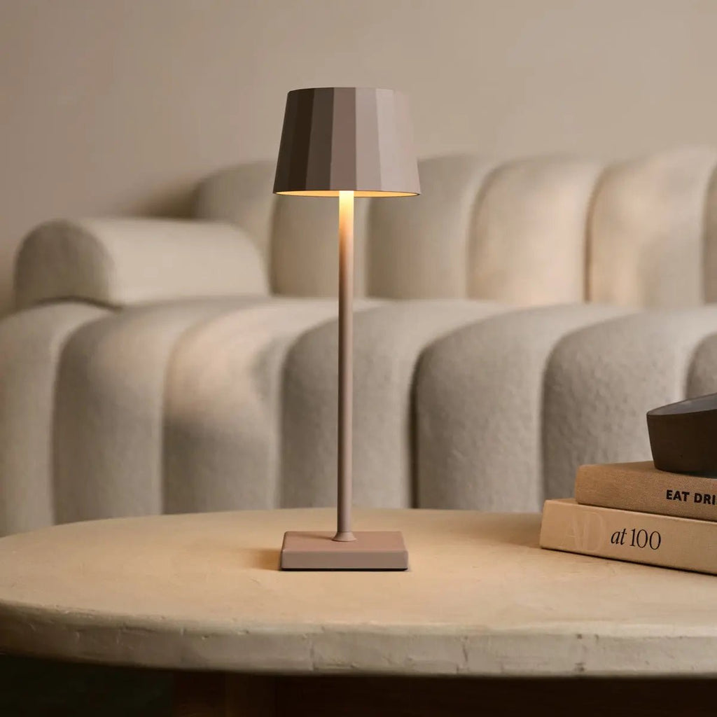 Johdoton pöytävalaisin William taupe – Ø 10 cm, korkeus 38 cm, IP54, 3 valotilaa, Tavellio