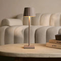 Johdoton pöytävalaisin William taupe – Ø 10 cm, korkeus 38 cm, IP54, 3 valotilaa, Tavellio