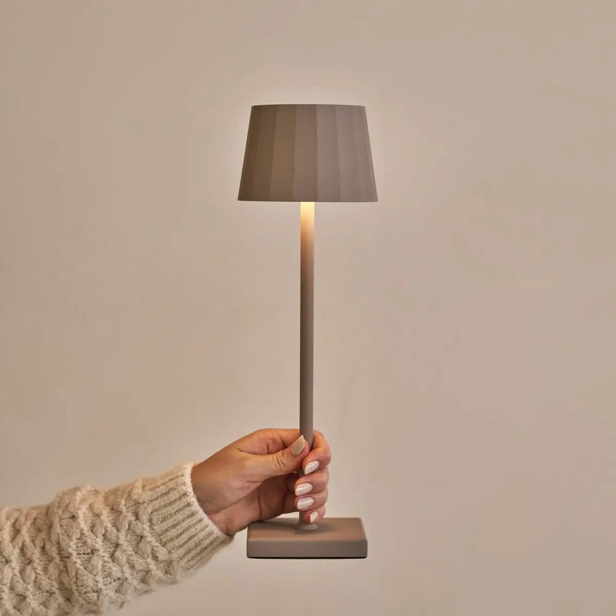 Pöytävalaisin William päällä –  tunnelmavalaistus johdoton