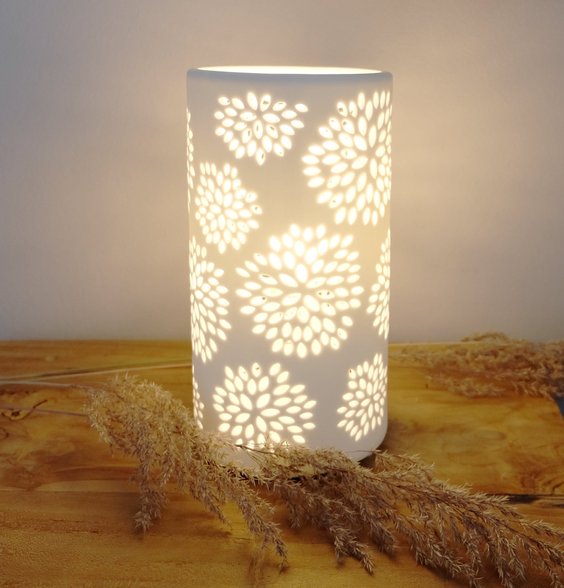 Posliininen pöytävalaisin Bloom valkoinen – 10 × 10 × 20 cm, kukkakuviointi, E14, G. Wurm