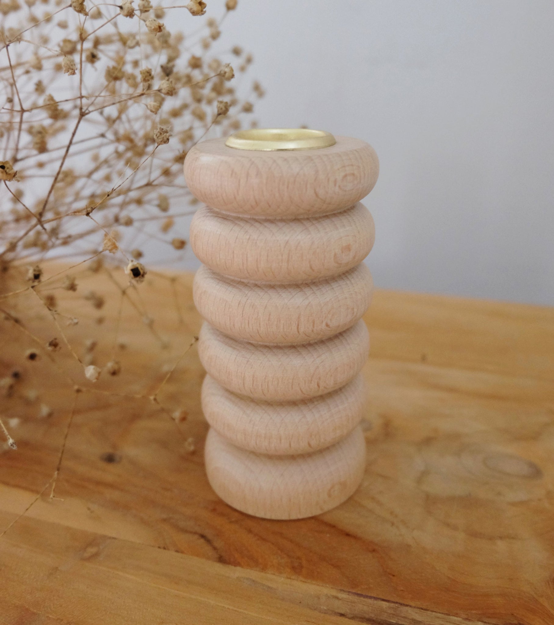 Käsinsorvattu puinen kynttilänjalka Totem keskikoko pyökki/kulta – Ø5 cm, korkeus 10 cm, ekolakkapinta, 5mm Paper, Portugali